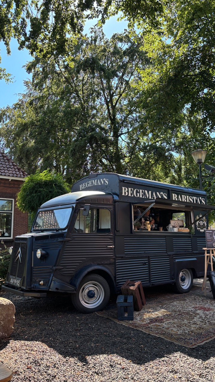 Donkerblauwe vintage koffietruck Begeman